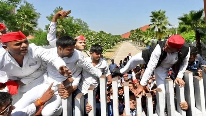 UP News: अखिलेश यादव जेपीएनआईसी का गेट फांद कर पहुंचे अंदर, जेपी की मूर्ति का किया माल्यार्पण, देखें फोटो