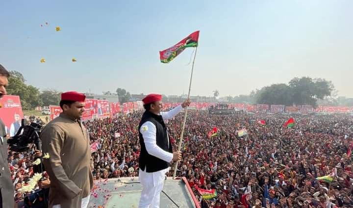 सपा नेताओं पर IT छापे के बाद मुलायम के गढ़ मैनपुरी में गरजे अखिलेश यादव, कहा- 'जो डर गया सो मर गया'