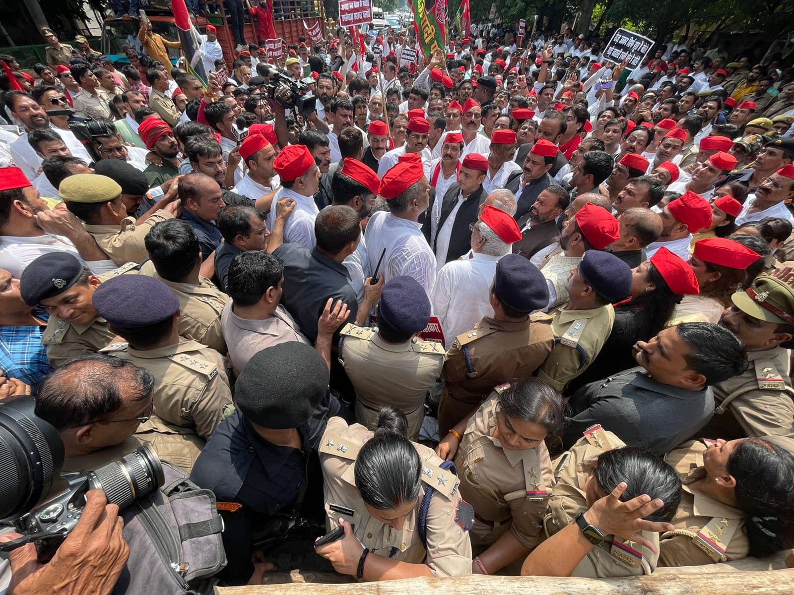 UP Vidhansabha Mansoon Session: अखिलेश यादव उतरे सड़क पर, पुलिस ने पैदल मार्च रोका, सड़क पर ही बैठ गये