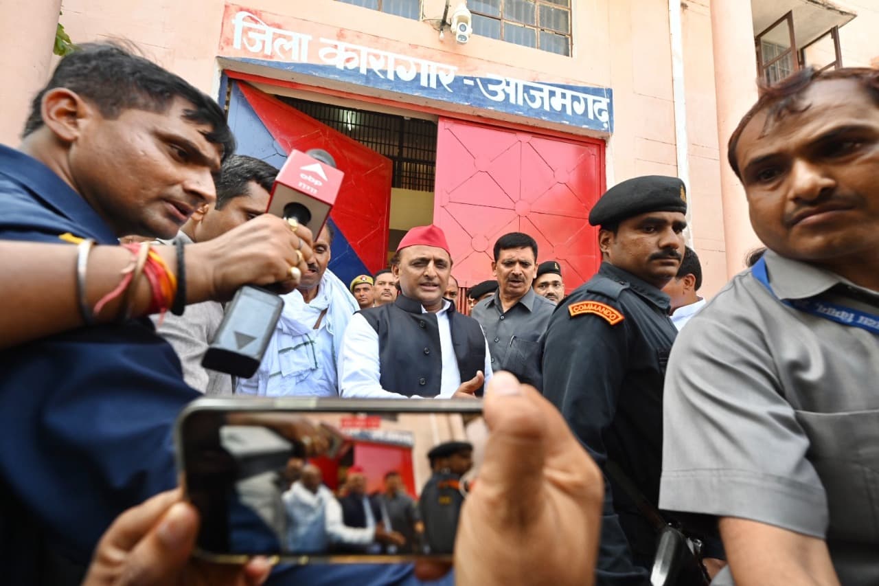 Azamgarh News: अखिलेश यादव बोले बड़े अंतर से जीतेंगे आजमगढ़ सीट, जेल में रमाकांत यादव से मिले