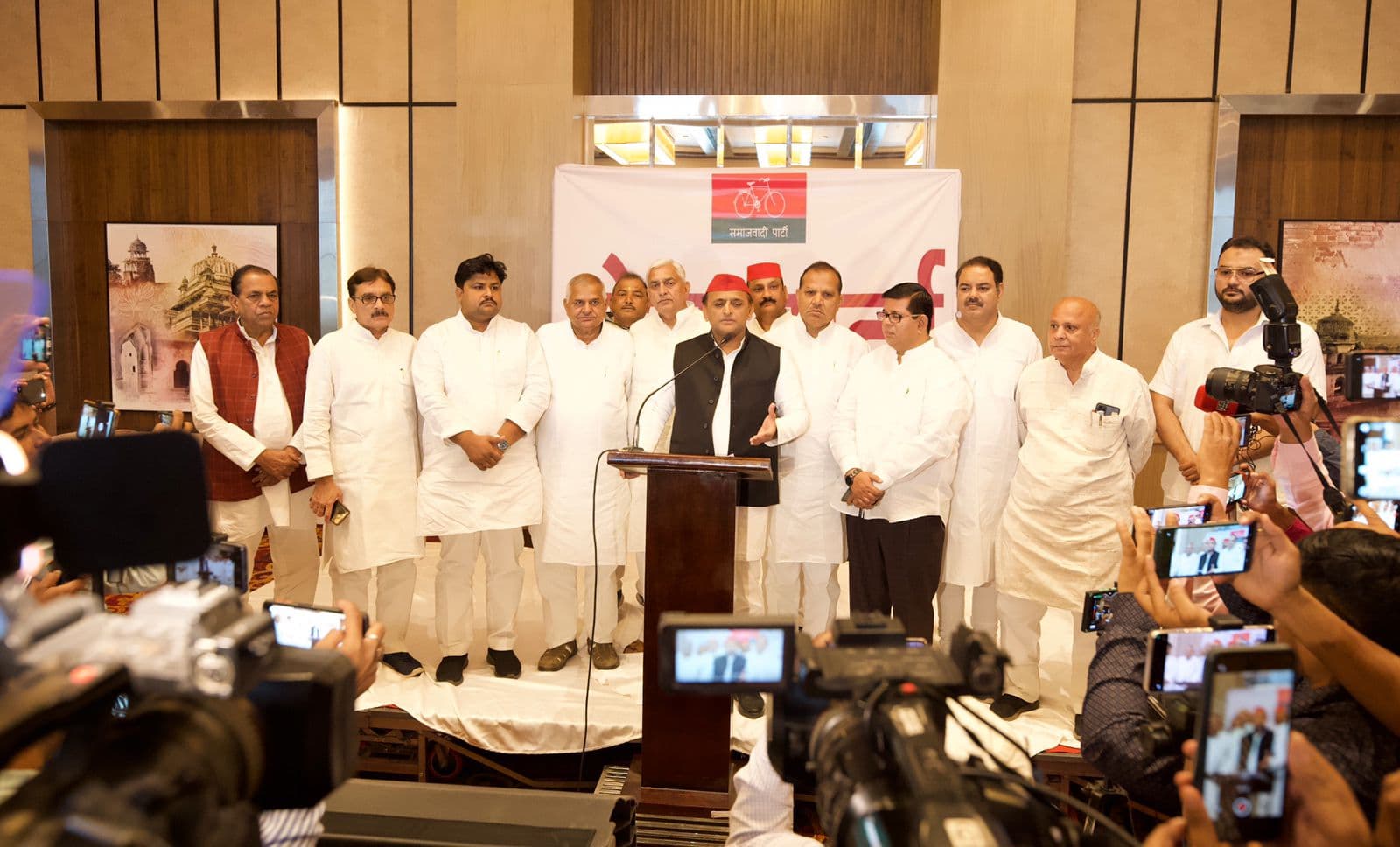 अखिलेश यादव बोले, ‘बीमा’ तक को जो सरकार पूंजीपतियों के हाथों बेच रही है, वो देश का भविष्य क्या बनाएगी