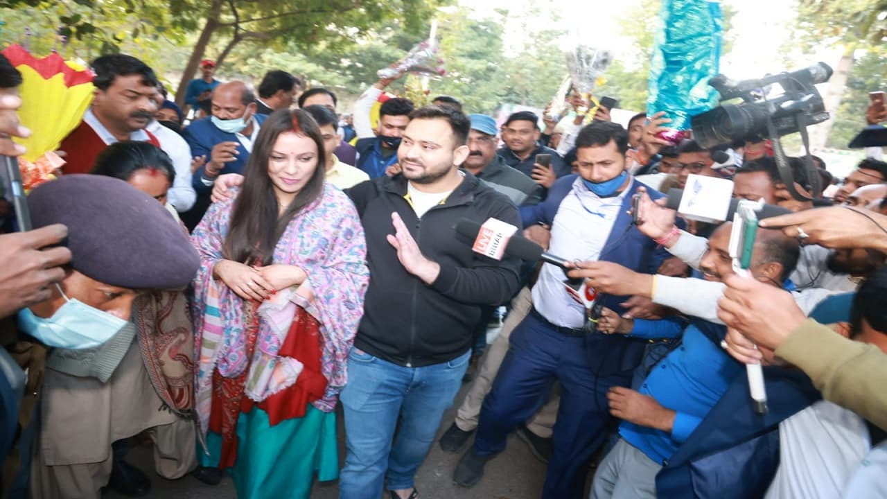 Bihar News : समर्थकों से मिले तेजस्वी-राजश्री, भोजपुरी गायक ने सुनाया -'अंगना में आइल बहार भौजी...' गाना