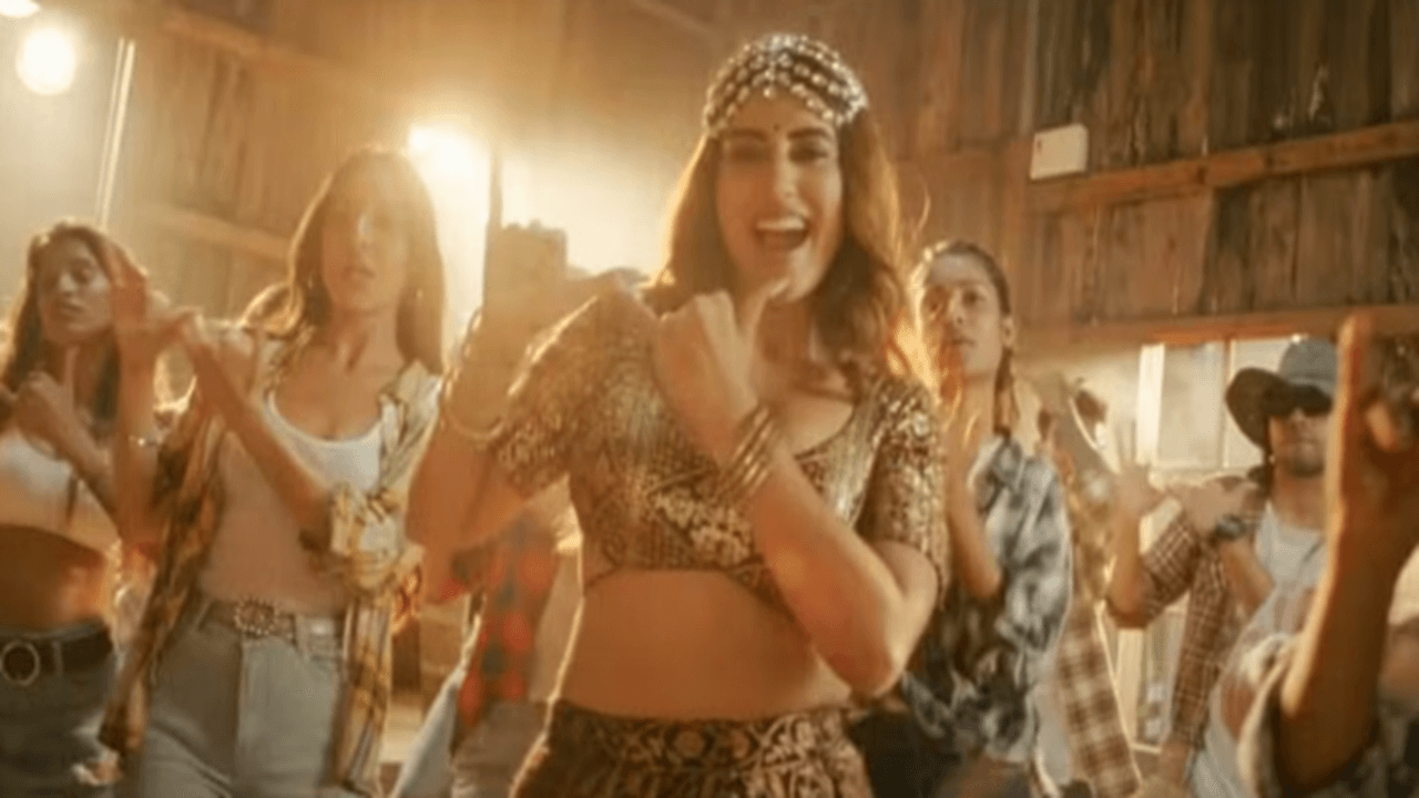 Bhojpuri Gana: अक्षरा सिंह के गाने 'यूपी बिहार लूटने' ने इंटरनेट पर मचाया बवाल, एक्ट्रेस की अदाओं पर फैंस फिदा