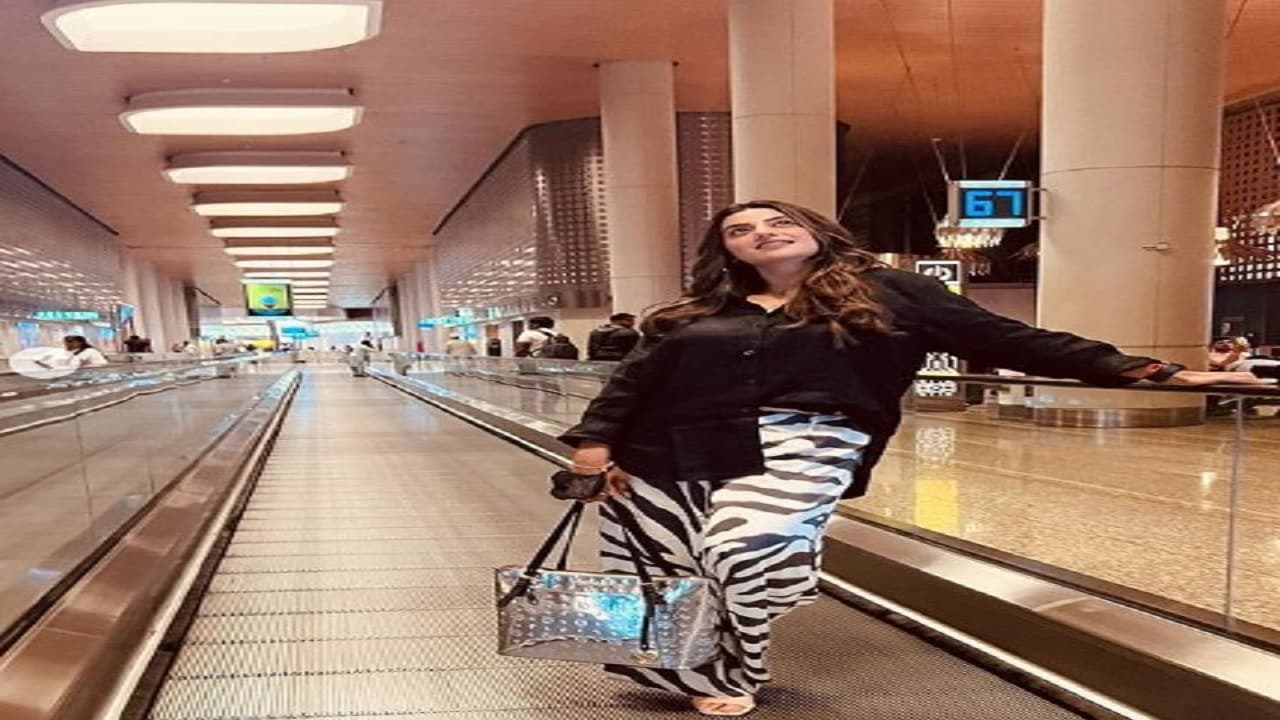 भोजपुरी एक्ट्रेस अक्षरा सिंह मुंबई एयरपोर्ट से सिंगापुर के लिए रवाना, फैंस ने पूछा 'कहां हैं पवन सिंह'