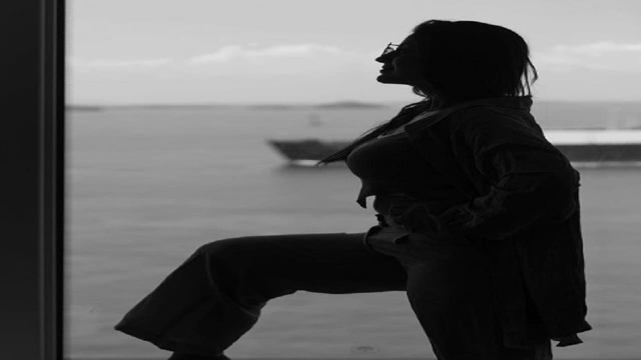 भोजपुरी अभिनेत्री अक्षरा सिंह की डायरेक्टर विक्रम भट्ट ने की तारीफ, अपनी आवाज में गाया एक्ट्रेस का ये गाना