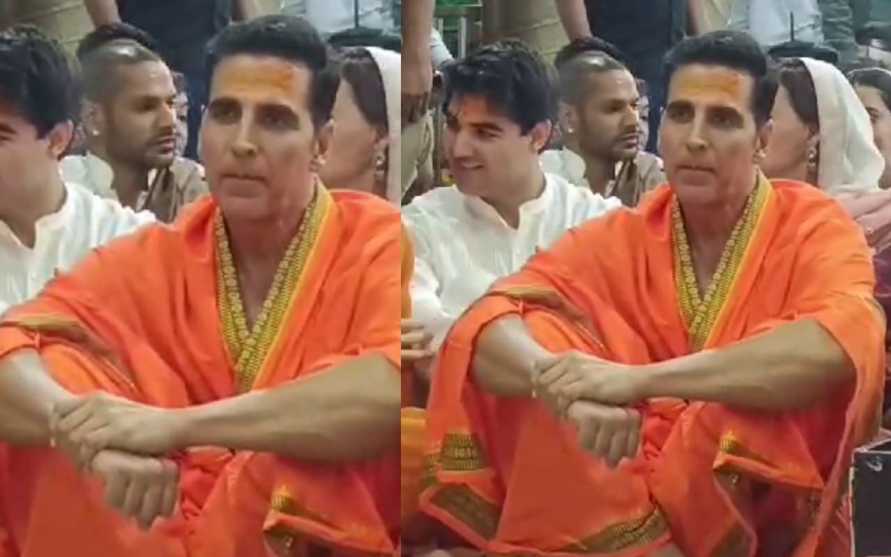 Akshay Kumar: माथे पर चंदन लगाए और भगवा पहने उज्जैन के महाकालेश्वर मंदिर में नजर आए एक्टर, साथ दिखा ये शख्स