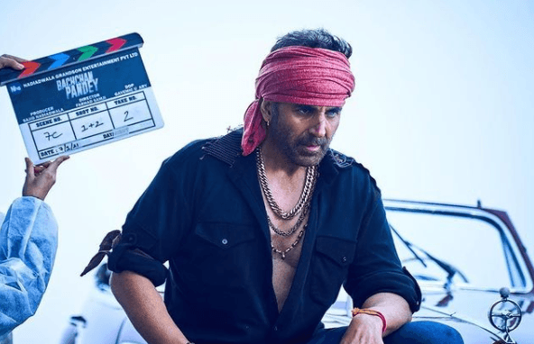 सोने की चेन, लाल गमछा और खुली बटन शर्ट के साथ दिखे बच्चन पांडेय, देखिए अक्षय कुमार का नया वायरल लुक