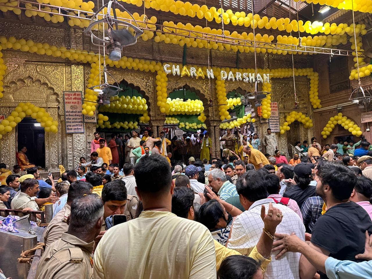 मथुराः अक्षय तृतीया पर बांके बिहारी मंदिर में उमड़ी भक्तों की भीड़, धूप में घंटों खड़े रहे श्रद्धालु