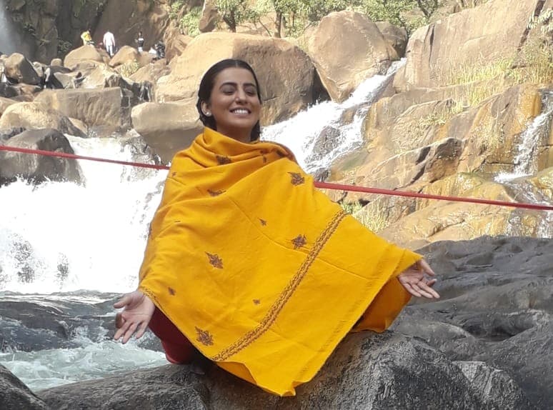 झारखंड के सबसे ऊंचे जलप्रपात बूढ़ा घाघ में फिल्म युवा की शूटिंग, इस रूप में नजर आयेंगी भोजपुरी अभिनेत्री अक्षरा सिंह