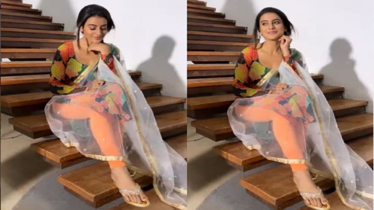 Akshara Singh ने दिल की बात बताते हुए किया इशारा, कहा- मैं... सुनी रही, तुम आंखों से बोलो..