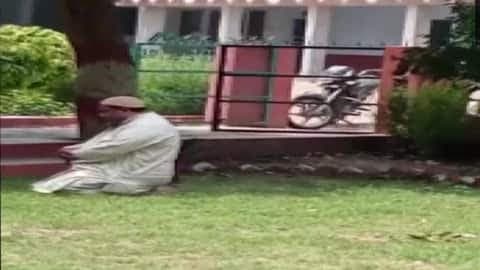 Aligarh:  छुट्टी पर भेजे गए कॉलेज में नमाज पढ़ने वाले प्रोफेसर, हिंदूवादी संगठनों ने किया था विरोध