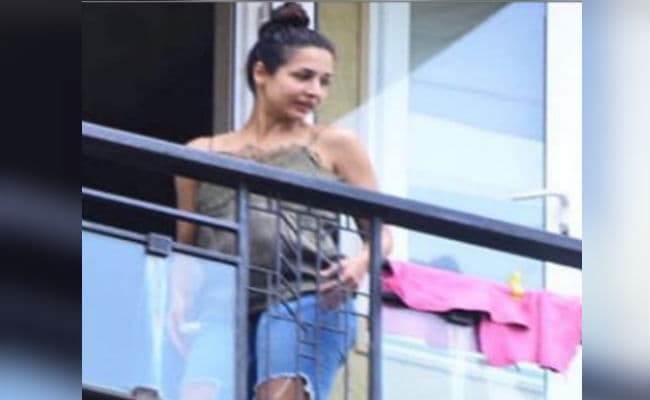 मलाइका अरोड़ा इस अंदाज में बालकनी में आईं नजर, तसवीरें हो रही वायरल