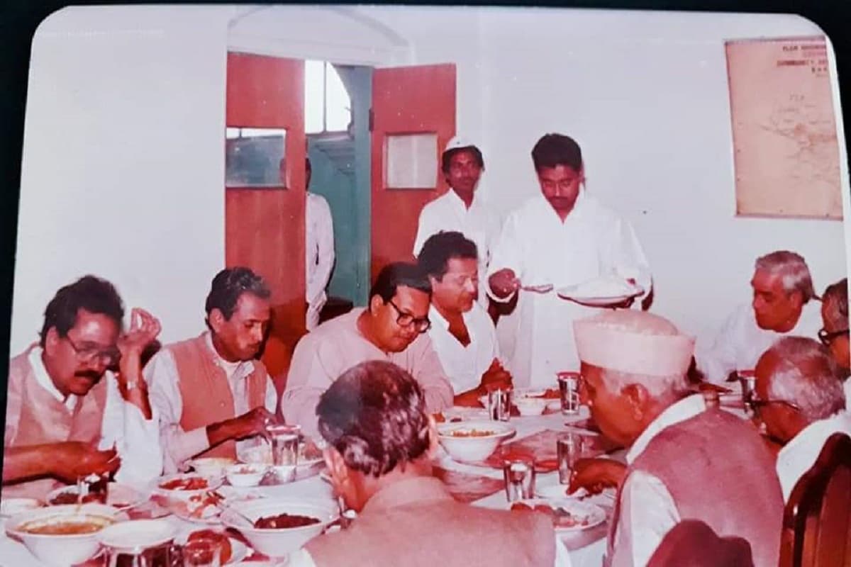 Atal Bihari Vajpayee : पूर्व पीएम अटल बिहारी वाजयेपी को सुनने के लिए जब पेड़ पर चढ़ गए थे लोग Atal Bihari Vajpayee : पूर्व पीएम अटल बिहारी वाजयेपी को सुनने के लिए जब पेड़ पर चढ़ गए थे लोग
