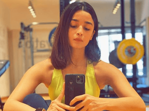 नये हेयरकट में कमाल लग रही आलिया भट्ट, बताया- घर पर ही छोटे करवा लिए बाल