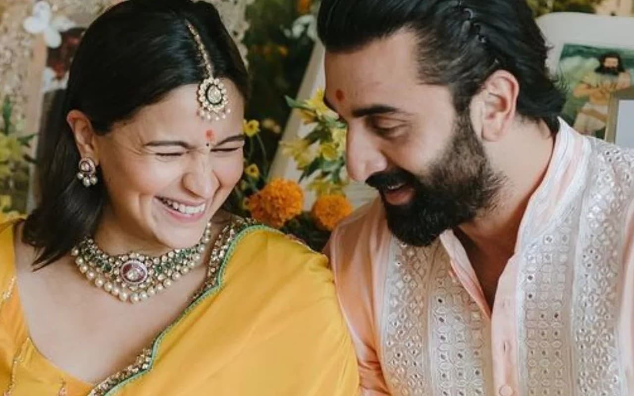 Alia Bhatt: गुडन्यूज! कपूर खानदान के घर गूंजी किलकारी, आलिया भट्ट बनी मां, घर आई नन्ही परी Alia Bhatt: गुडन्यूज! कपूर खानदान के घर गूंजी किलकारी, आलिया भट्ट बनी मां, घर आई नन्ही परी