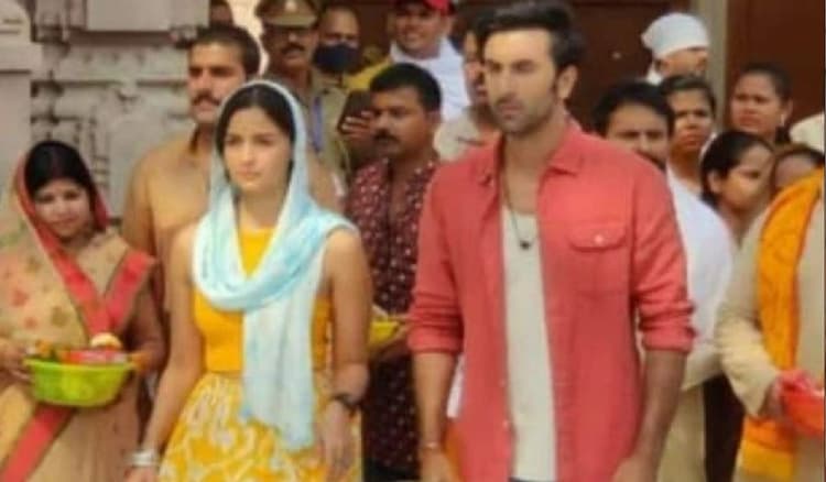 Brahmastra: वाराणसी के सेट से लीक हुईं रणबीर कपूर और आलिया भट्ट की तसवीरें, इस अंदाज में दिखीं एक्ट्रेस
