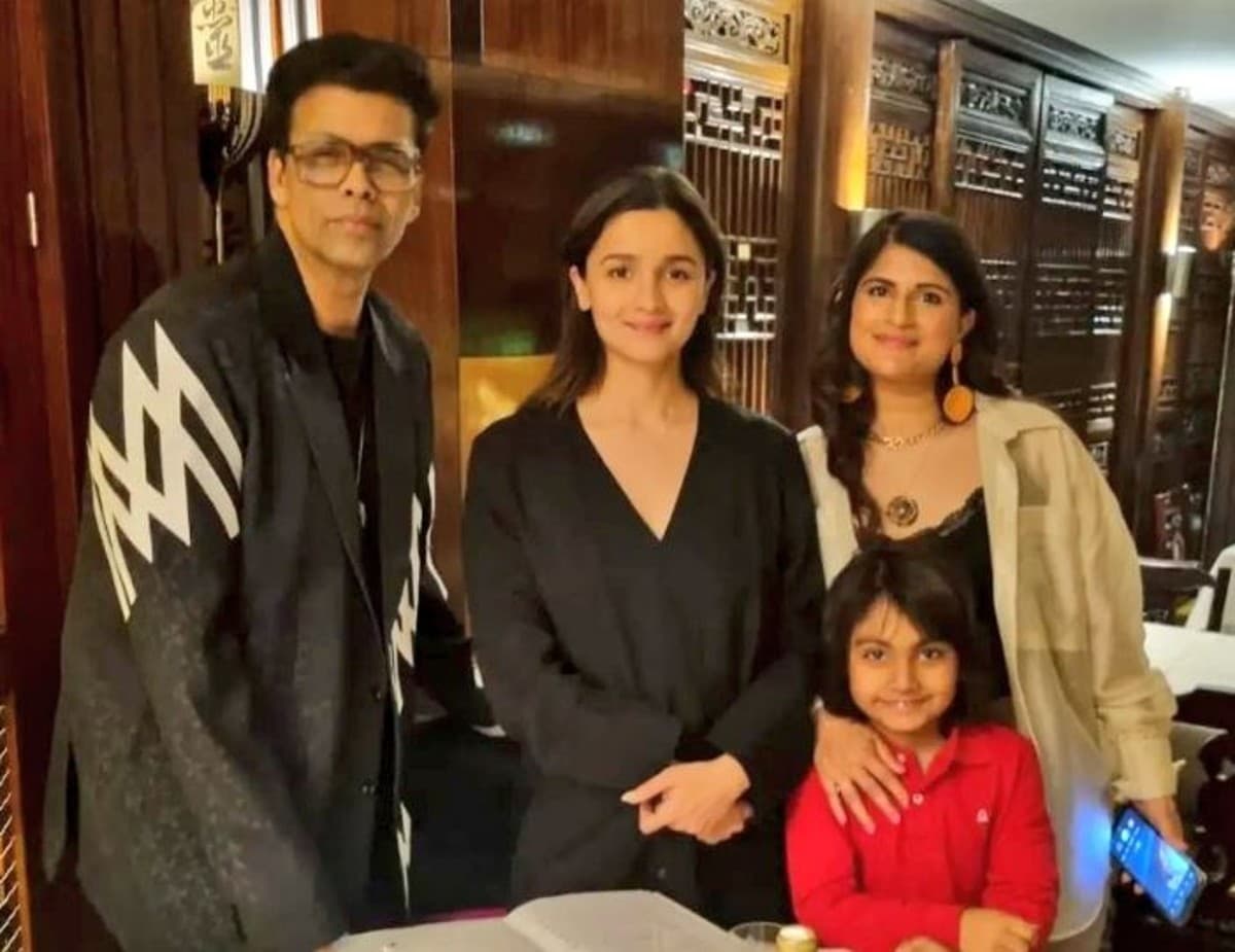 प्रेग्नेंट Alia Bhatt ने ऑल ब्लैक ड्रेस में फैंस का धड़काया दिल, करण जौहर संग अनसीन फोटोज वायरल