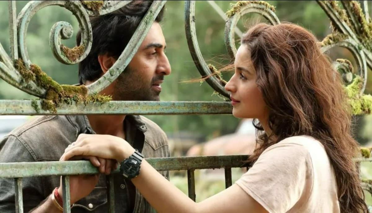 Brahmastra: एकदूजे की आंखों में खोये दिखे आलिया भट्ट और रणबीर कपूर, सामने आईं नयी तसवीर