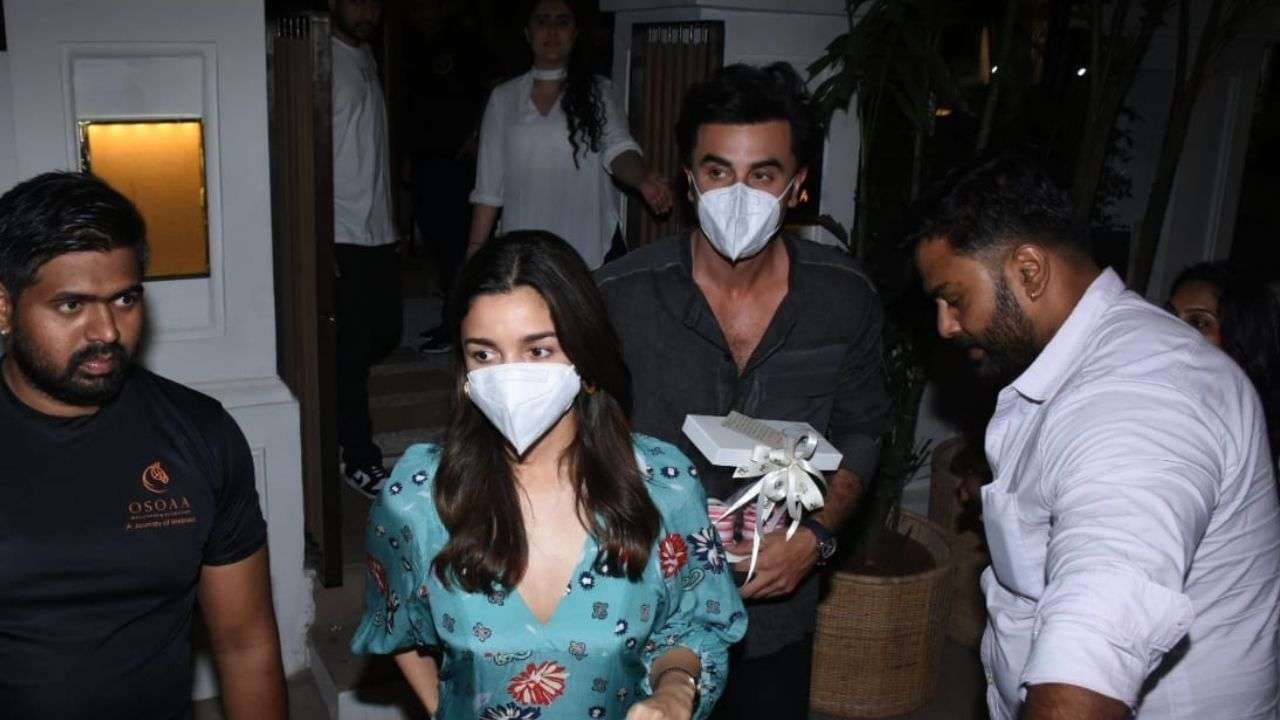 आलिया भट्ट और रणबीर कपूर ने ऐसे मनाया वन मंथ एनिवर्सरी, डिनर डेट पर स्पॉट हुए कपल, VIDEO आलिया भट्ट और रणबीर कपूर ने ऐसे मनाया वन मंथ एनिवर्सरी, डिनर डेट पर स्पॉट हुए कपल, VIDEO