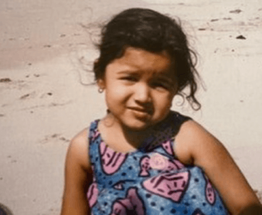 बॉलीवुड की फेमस एक्ट्रेस की है ये बचपन की फोटो, सोशल मीडिया पर वायरल, क्या आपने पहचाना?