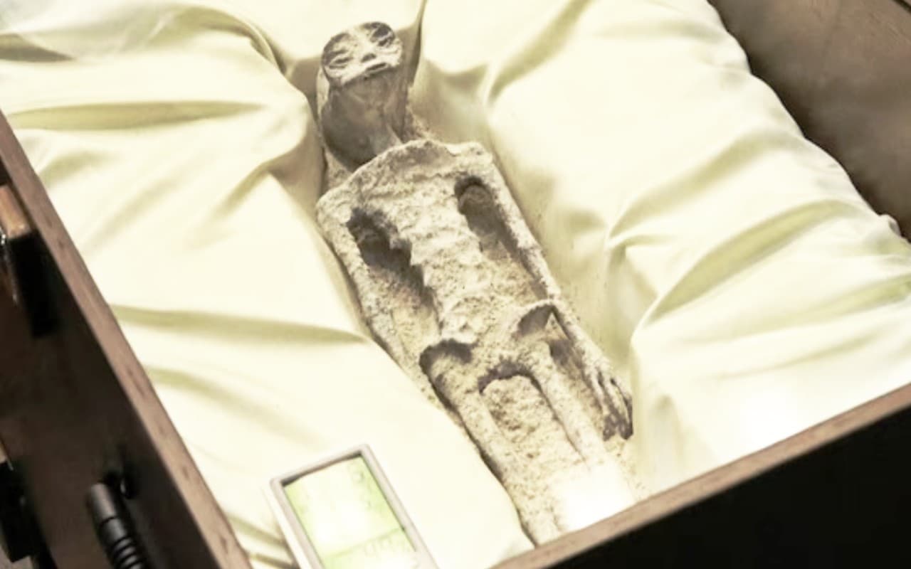 मेक्सिको की संसद में रखी गयी 1000 साल पुरानी Alien की लाश ! हाथों में थी सिर्फ तीन उंगलियां