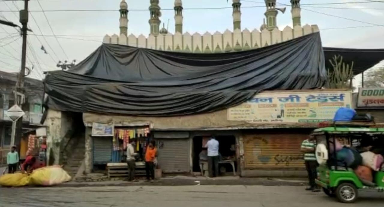 अलीगढ़: होली का जुलूस निकलने से पहले मस्जिदों को ढका गया तिरपाल से, ड्रोन कैमरे से हो रही निगरानी, जानें मामला