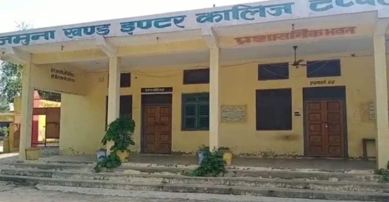 अलीगढ़: तिलक-कलावा हटाने के मामले में प्रिंसिपल-पीटीआई पर एफआईआर, मंदबुद्धि युवक का खाली प्लाट में मिला शव