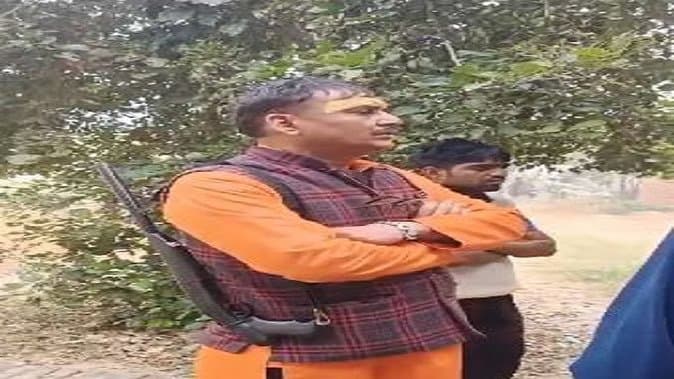 Aligarh: स्कूल में बंदूक लेकर पहुंचे प्रभारी प्रधानाध्यापक, बीएसए ने किया निलंबित, जानें क्या है मामला