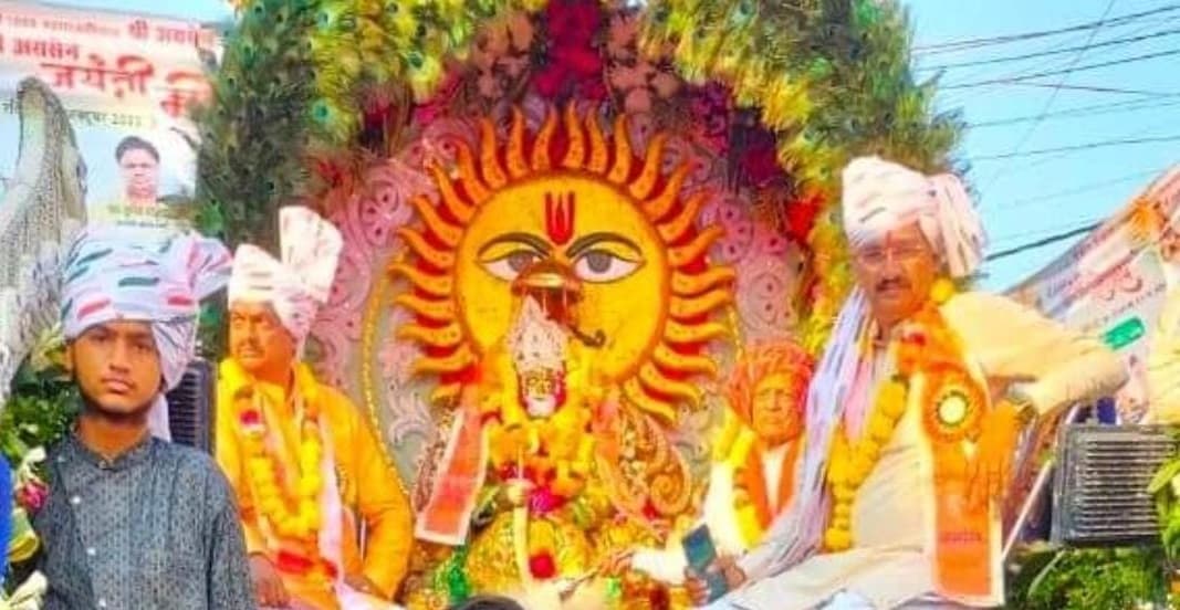 Aligarh News: शोभायात्रा में किशोरी के साथ बड़ा हादसा, जनरेटर की चपेट में आने से स्किन समेत उखड़े बाल
