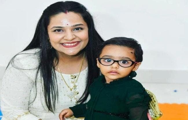 अलीगढ़ में कार के सामने अचानक आया कुत्ता, बचाने के चक्कर में मां की गोद से छिटककर मासूम की मौत