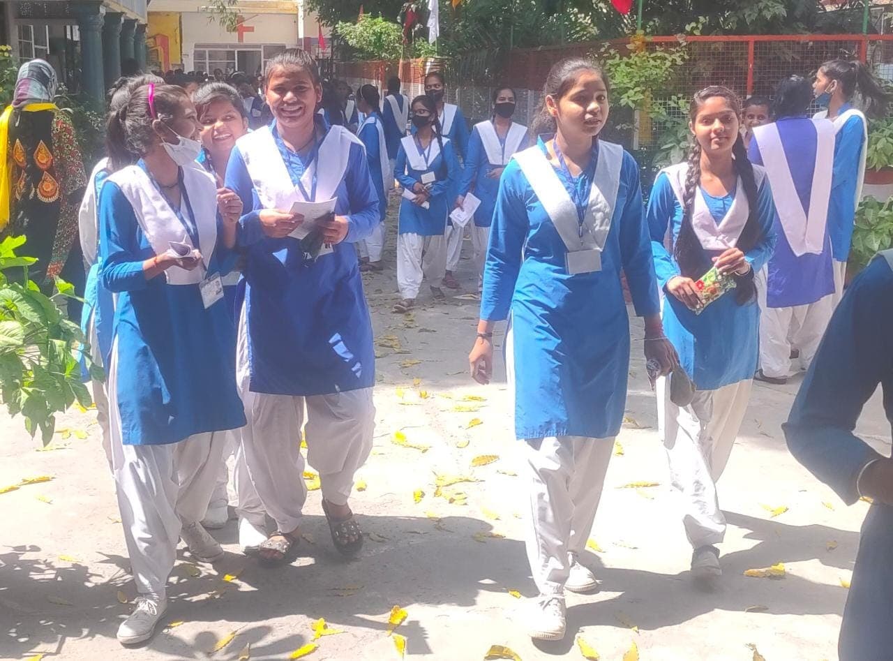 UP Board Exam: अलीगढ़ में पुलिस के हाथ लगे 9 मुन्नाभाई, 18 पर FIR, जानें कब होंगे प्रैक्टिकल