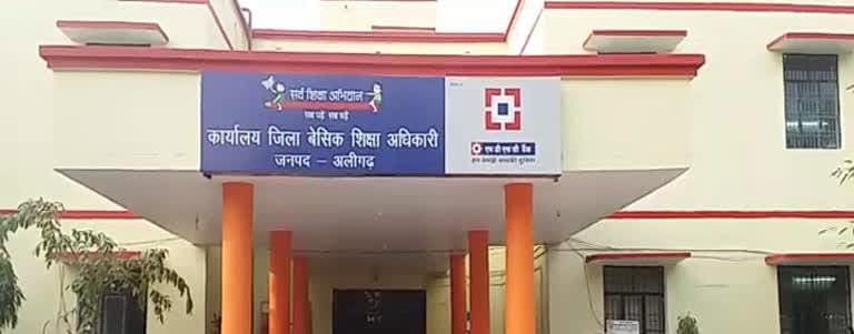 Aligarh News: मोदी-योगी और हिंदू धर्म पर पोस्ट करने शिक्षिका सस्पेंड, अब जा सकती है नौकरी