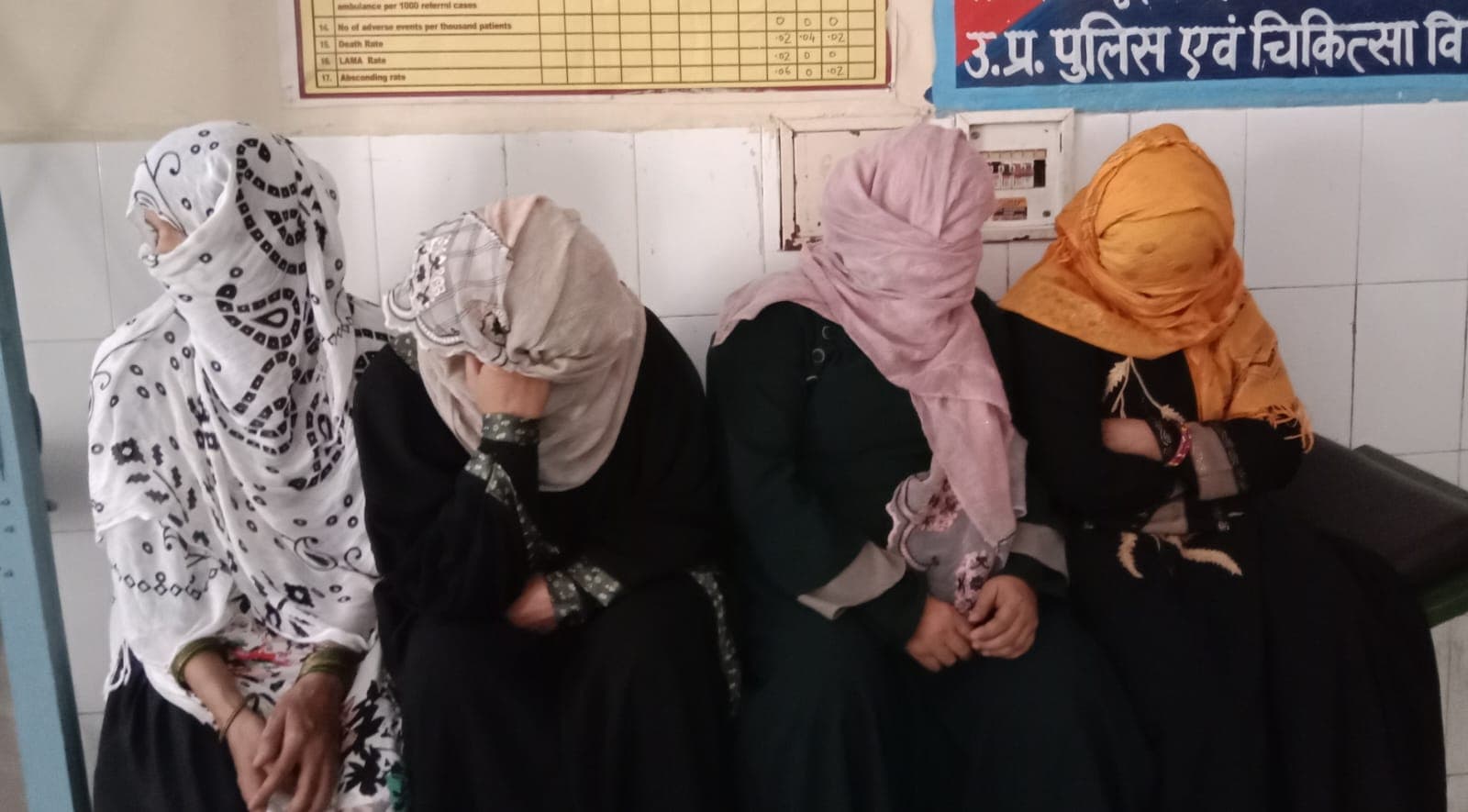 अलीगढ़ः होटल में चल रहे देह व्यापार का भंडाफोड़, नौ लोग गिरफ्तार, पुलिस सभी से कर रही है पूछताछ