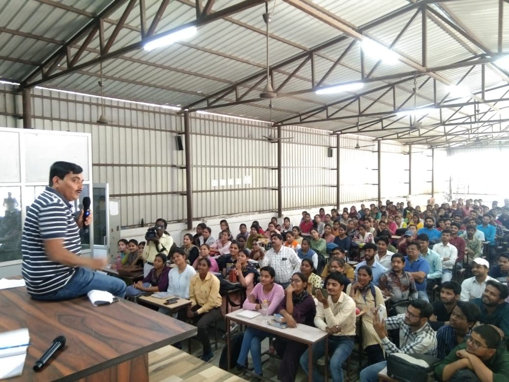 अलीगढ़ डीएम का खास अंदाज, यूपीएससी की तैयारी कर रहे छात्रों के साथ खाना खाया, एकाग्रता के लिये योग की दी सलाह