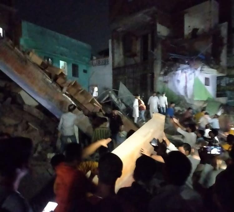 UP: अलीगढ़ में 4 मंजिला मकान के मलवे से मिला मालिक का शव, आज घटना स्थल पर जा सकते हैं सीएम योगी