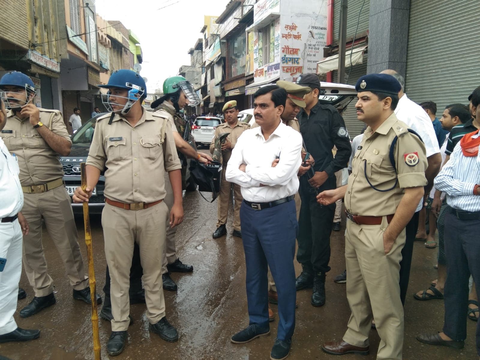 Prabhat Khabar Exclusive: अलीगढ़ के AMU सर्किल पर खुलेआम हो रहा तिरंगे का अपमान, प्रशासन को नहीं खबर