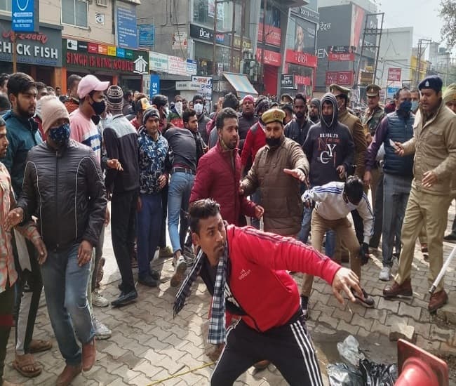 Aligarh News: सफाईकर्मी की हत्या का आरोपी गार्ड गिरफ्तार, मॉल पर पथराव करने वालों पर केस दर्ज