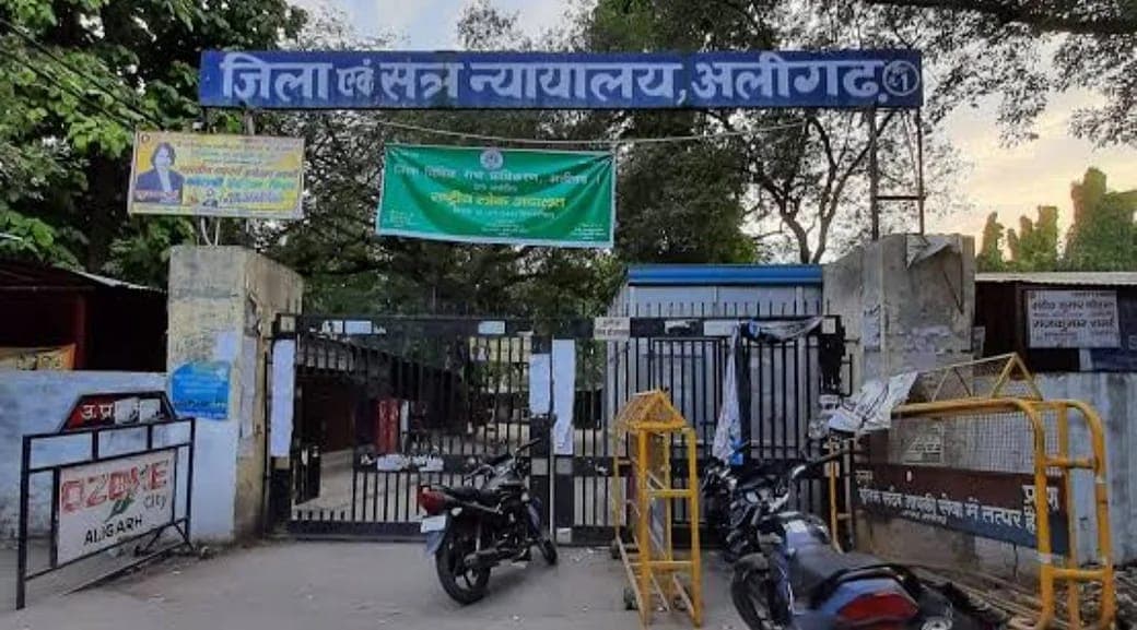 Aligarh News: अलीगढ़ में फ्लाईओवर से नीचे गिरी बस, हादसे में 1 महिला की मौत, 25 घायल