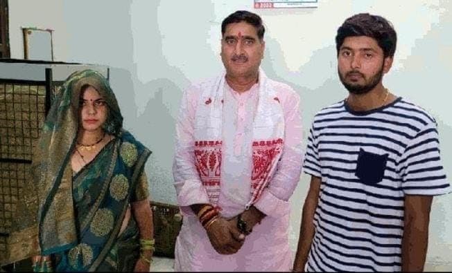 Aligarh News: बहू ने सांसद से मुंह दिखाई में मांग लिया कुछ ऐसा, खूशी से झूम उठा पूरा गांव, निभाएंगे वादा