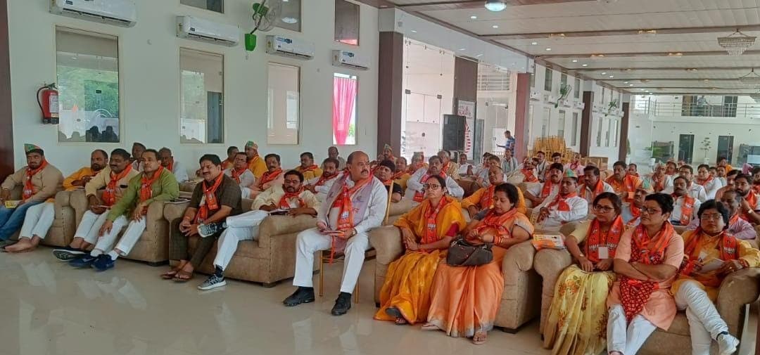 अलीगढ़ में पहले दिन किसी ने नहीं किया नामांकन, 37 ने खरीदे नामांकन पत्र