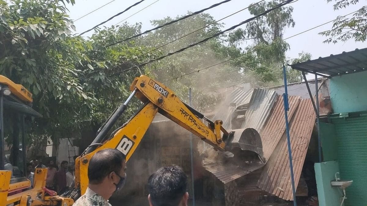 मुरादाबाद में SDM ने खरीदे 2.68 लाख रुपये के फर्नीचर, पेमेंट मांगने पर कारोबारी के घर भेज दिया बुलडोजर