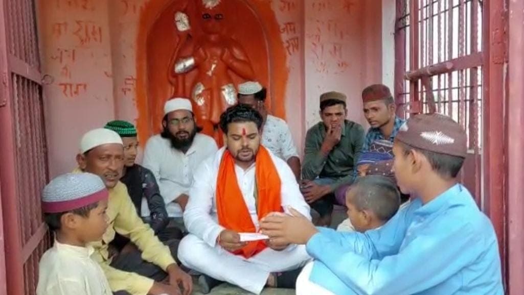 अलीगढ़ में मुस्लिमों ने मंदिर में पढ़ा हनुमान चालीसा, गलत तरीका बताने वालों को ज्योतिषाचार्य ने दिया जवाब