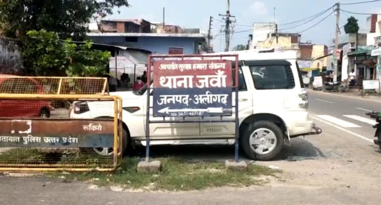 अलीगढ़ः पिता के अंतिम संस्कार कर लौट रहा था पूरा परिवार, अनियंत्रित होकर पलटी कार, एक की मौत, 7 लोग घायल