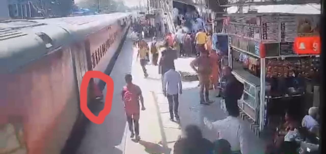 आरपीएफ जवान ने चलती ट्रेन से गिरे युवक की बचाई जान, वीडियो वायरल