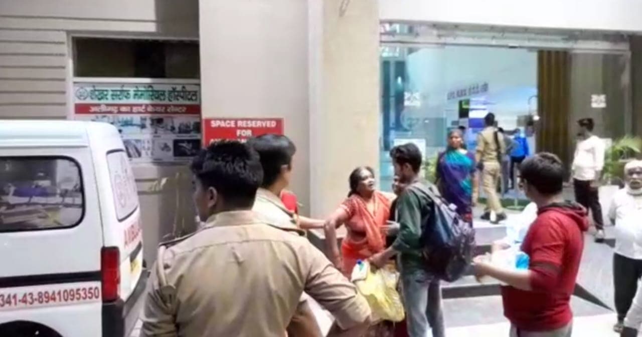 अलीगढ़ः मासूम की मौत पर परिजनों ने किया हंगामा, अस्पताल और डॉक्टर पर लगाया लापरवाही का आरोप, कार्रवाई की मांग