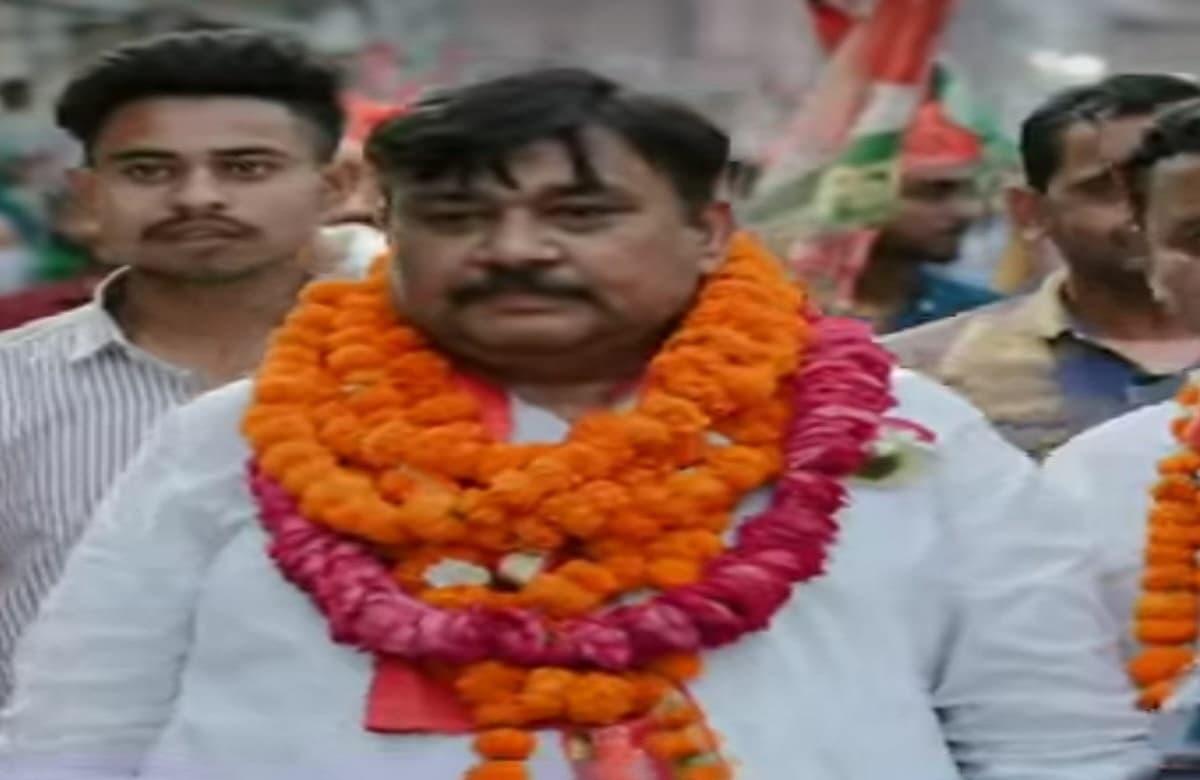 AMU में M.voc कोर्स हुआ बंद तो स्टूडेंट्स का फूटा गुस्सा, भारी बारिश के बीच धरने पर बैठे छात्र-छात्राएं