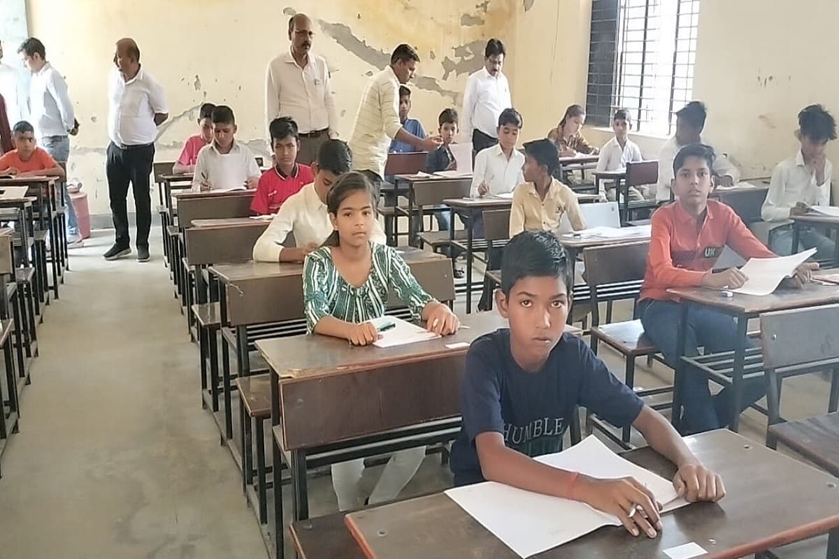 Aligarh: कांवड़ियों को अलीगढ़ में बांटी बीयर,  वीडियो हुआ वायरल, पुलिस ने युवक को किया गिरफ्तार, भेजा जेल