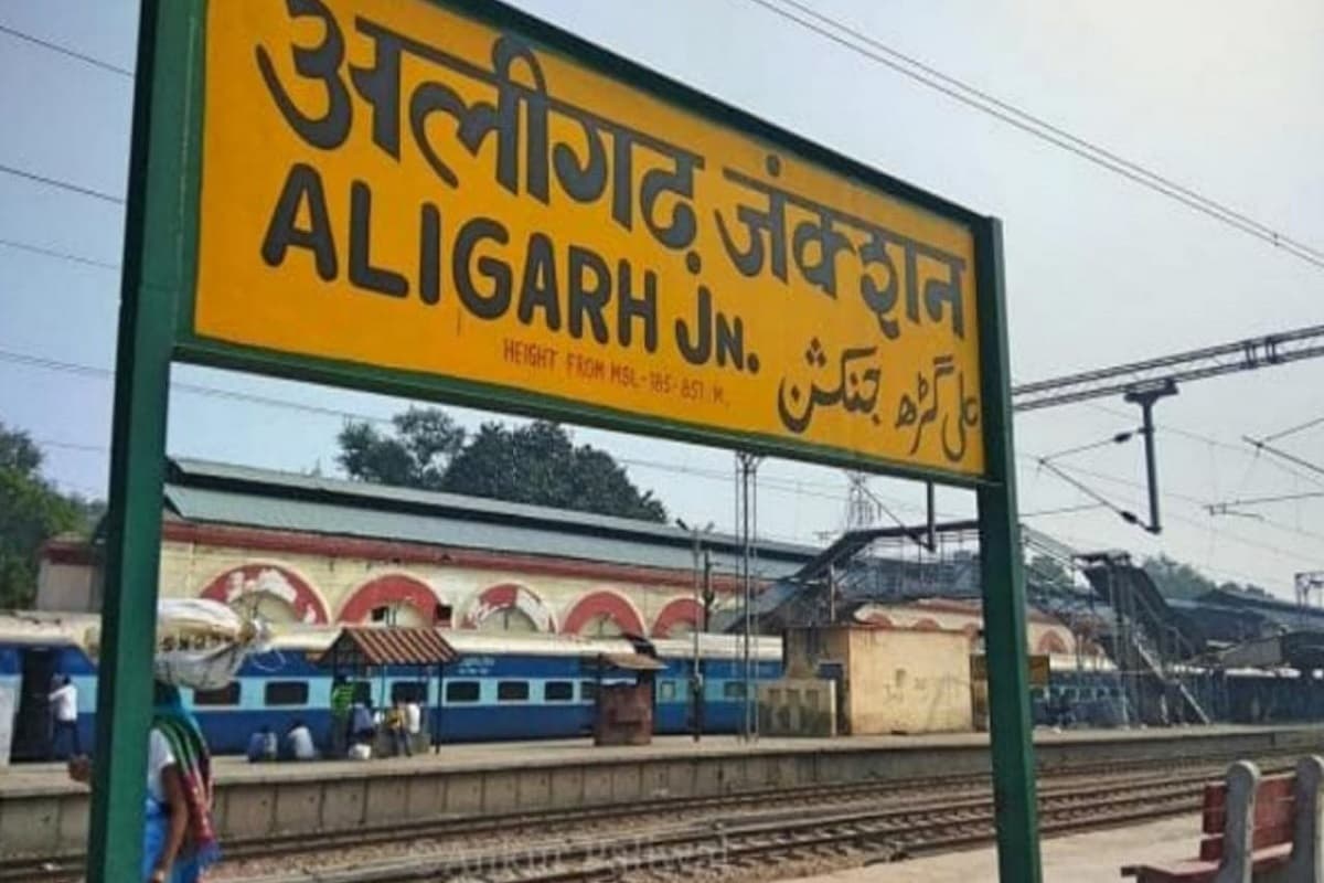 अलीगढ़ में ग्रामीणों ने सरकारी प्राइमरी स्कूल में लगाया ताला, सड़ा Mid Day Meal मिलने पर भड़के अभिभावक