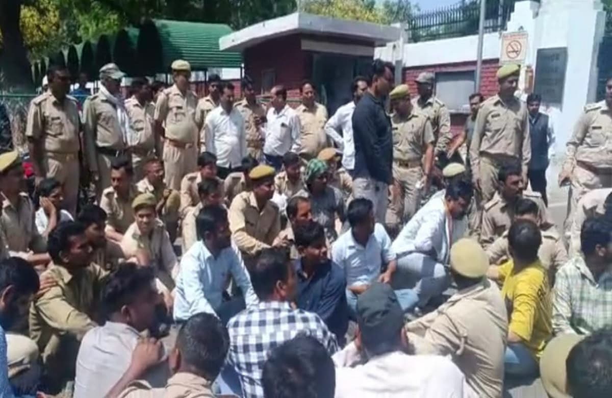 अलीगढ़: बिजली कटौती के विरोध में कलेक्ट्रेट परिसर में प्रदर्शन, गर्मी से हुई मौत के लिए सरकार से मांगा मुआवजा