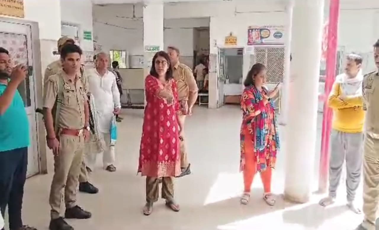 अलीगढ़: सामुदायिक स्वास्थ्य केंद्र में मिलें बाहर की दवाइयों का जखीरा, निरीक्षण पर पहुंचीं SDM ने लगाई लताड़